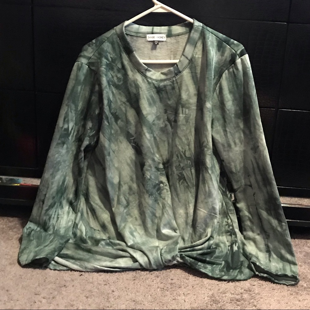 ❗️SOLD❗️Green & White Long Sleeve